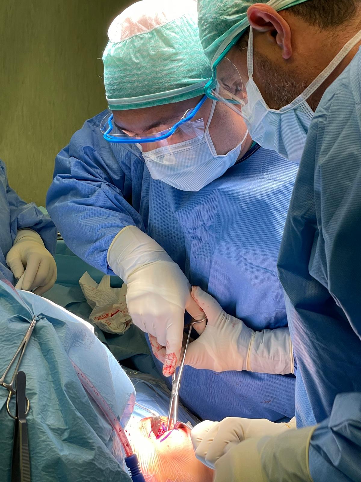 Dott. Tony Mangano durante un intervento